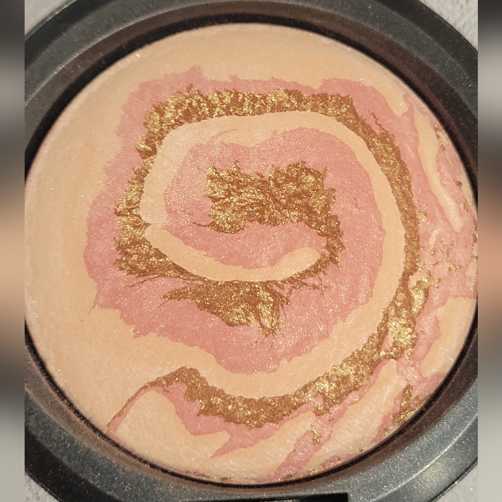 MAC, Light Year, Mineralize Skinfinish Powder Highlighter